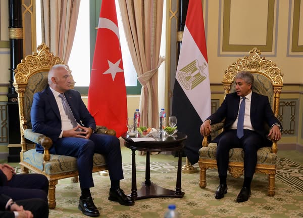 وزير السياحة والآثار يلتقي وزير الثقافة والسياحة بجمهورية تركيا لبحث سبل تعزيز التعاون المشترك بين البلدين في مجال السياحة والآثار