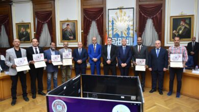 وزير العمل ومحافظ القاهرة يُكرمان موظف بوزارة العمل رفض رشوة من إحدى شركات إلحاق العمالة بالخارج