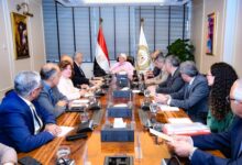 ● وزيرة البيئة تلتقي أعضاء جمعية رجال الأعمال المصريين لتبادل الرؤى والأفكار حول القضايا والتحديات البيئية المختلفة 
