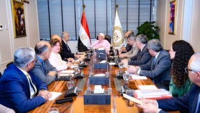 ● وزيرة البيئة تلتقي أعضاء جمعية رجال الأعمال المصريين لتبادل الرؤى والأفكار حول القضايا والتحديات البيئية المختلفة 