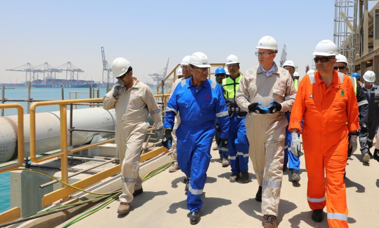 وزير البترول يتفقد استعدادات وتجهيزات ميناء سونكر لاستقبال سفينة "Energos Power"