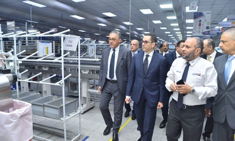 الخطيب يقوم بجولة تفقدية بعدد من الشركات بالمنطقة الحرة بمدينة نصر