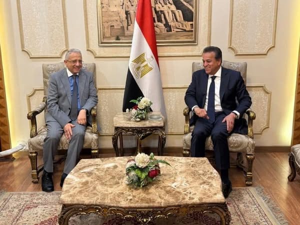 الدكتور خالد عبد الغفار يستقبل وزير الصحة التونسي بمطار القاهرة الدولي