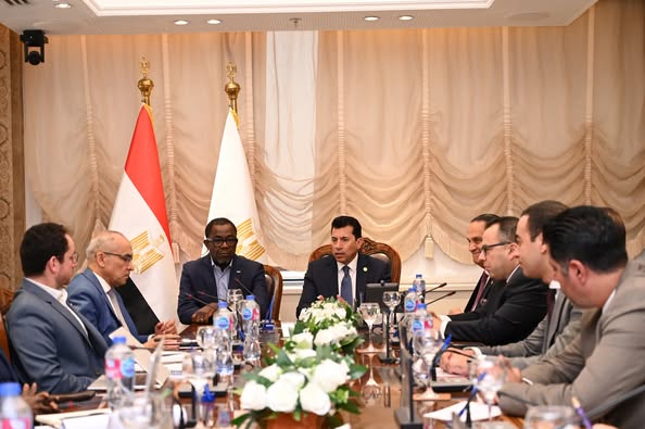 وزير الرياضة يلتقي الأمين العام للاتحاد الافريقي لكرة القدم