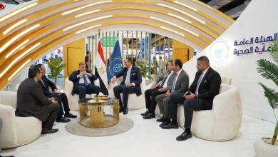 السبكي يستقبل رئيس لجنة الصحة بمجلس النواب بجناح الهيئة وتفقدا أهم الأنشطة