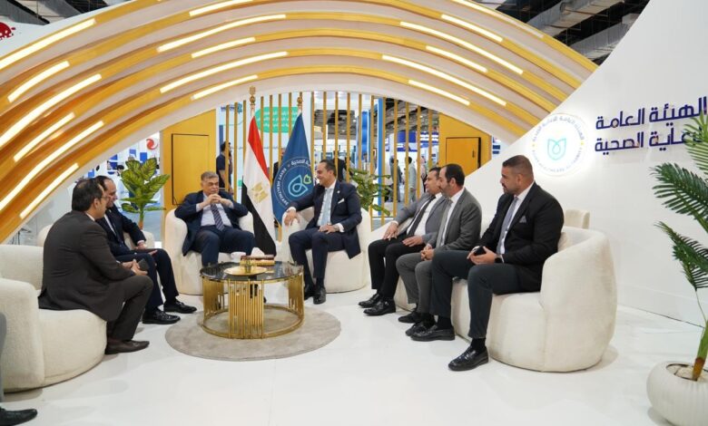 السبكي يستقبل رئيس لجنة الصحة بمجلس النواب بجناح الهيئة وتفقدا أهم الأنشطة