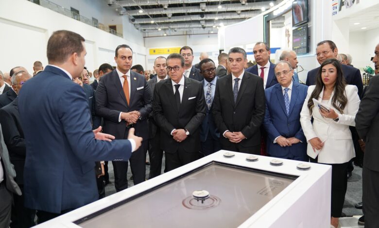 السبكي يستقبل ووزير الصحة خلال زيارته لجناح الهيئة المشارك بالمعرض الطبي المصاحب للمؤتمر