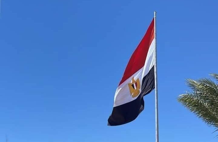 القانون المصري يحظر رفع أو عرض العلم تالفاً أو باهتاً