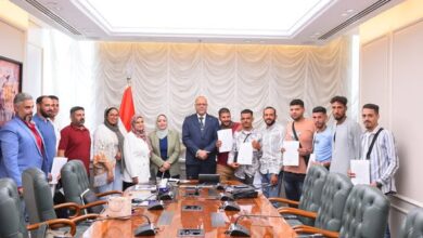 وزير العمل يُسلم عقود عمل لعمال مصريين للعمل في مجالات زراعة النخيل وتربية السمان بالأردن