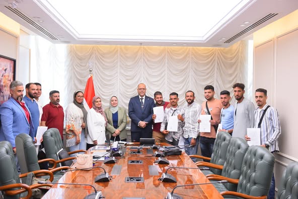 وزير العمل يُسلم عقود عمل لعمال مصريين للعمل في مجالات زراعة النخيل وتربية السمان بالأردن