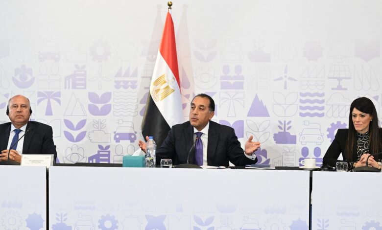 رئيس الوزراء يترأس مائدة مستديرة بعنوان "الإصلاحات الهيكلية لتعزيز تنافسية القطاع الخاص"