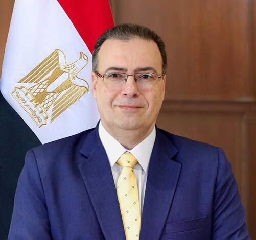 رئيس الجهاز المركزي للتنظيم والإدارة يصدر قرار ترقية الموظفين بالجهاز الإداري للدولة