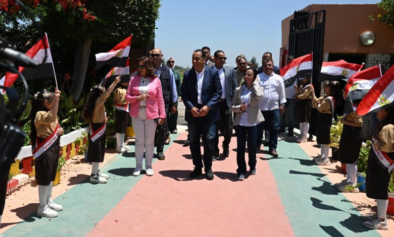 رئيس الوزراء يتفقد مدرسة رزق درويش الابتدائية بزاوية صقر