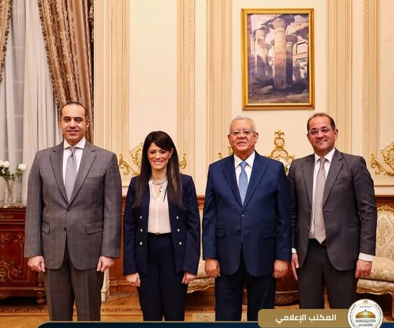 رئيس مجلس النواب يستقبل وزراء الشئون النيابية والتخطيط والمالية عقب جلسة المناقشات