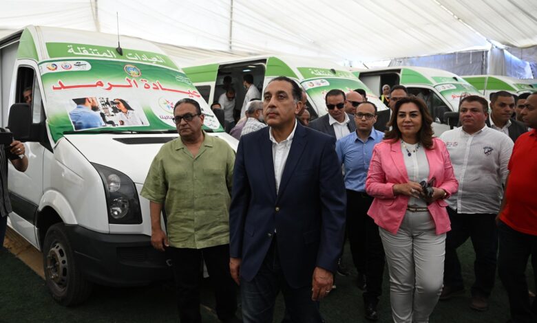 مدبولي يتفقد قافلة خدمية تقدم خدمات متنوعة لمواطني قرية زاوية صقر بمركز أبو المطامير