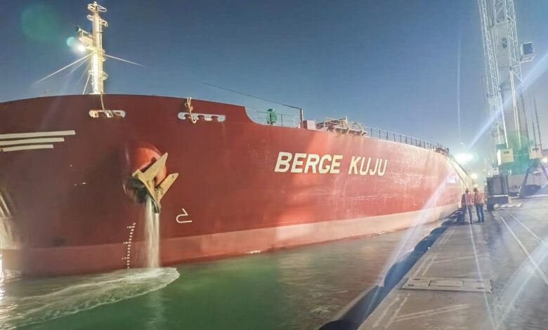 ميناء السخنة يستقبل أكبر سفينة صب جاف منذ إنشائه