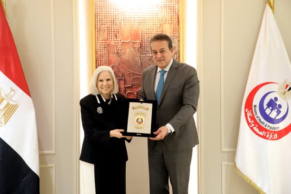 نائب رئيس مجلس الوزراء وزير الصحة والسكان يُكرم السفيرة هيفاء ابو غزالة تقديرًا لجهودها