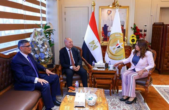 وزيرة التنمية المحلية تتابع مع محافظي القاهرة والجيزة المشروعات التنموية والخدمية على أرض المحافظتين