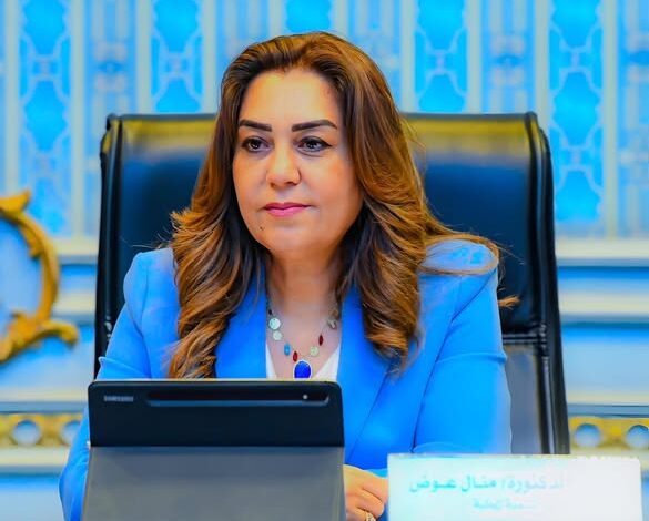 وزيرة التنمية المحلية تعلن بدء تطبيق المواعيد الشتوية لفتح وغلق المحال العامة