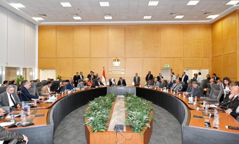 وزير الإسكان يعقد اجتماعه الدوري مع عدد من أعضاء مجلسي النواب والشيوخ