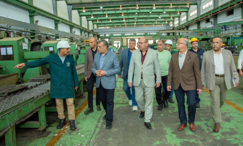 وزير الإنتاج الحربي يتابع مراحل التصنيع بشركة حلوان للصناعات الهندسية