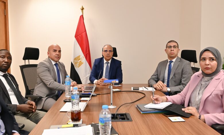 وزير الري يلتقى فريق بحثي من الجامعة الأمريكية لمناقشة التعاون المشترك