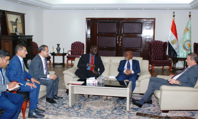 وزير الزراعة يبحث مع خبيرين دوليين تعزيز استراتيجيات التنمية الزراعية والأمن الغذائي