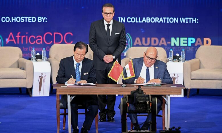 وزير الصحة يشهد توقيع عقد الشراكة بين الهيئة العربية للتصنيع للأجهزة الطبية XGY وشركة لتأسيس الشركة العربية - الصينية للصناعات الطبية