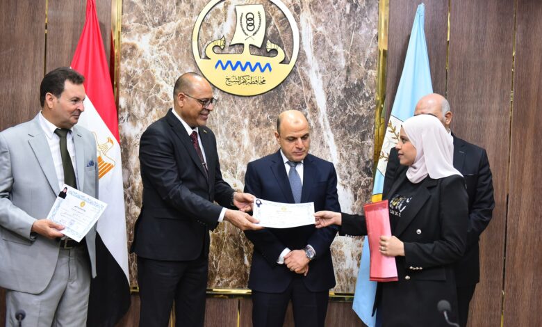 وزير العمل ومحافظ كفر الشيخ يسلّمان عقود عمل لذوي همم