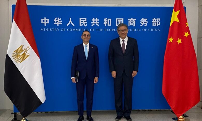 الخطيب يلتقي وزير التجارة الصيني لبحث سبل تعزيز العلاقات الاقتصادية والتجارية بين البلدين