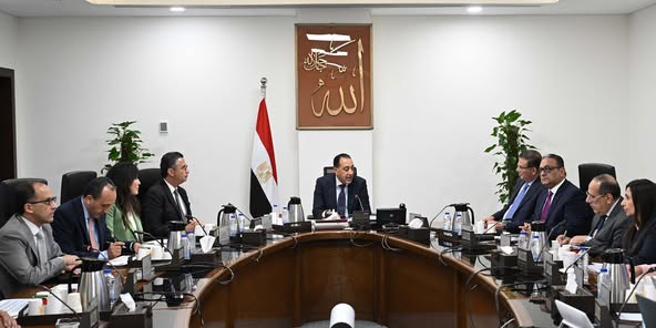 رئيس الوزراء يعقد اجتماعاً لبحث واستعراض فرص وتحديات صناعة السكر