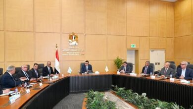 الشربيني يتابع موقف مشروعات المرافق التي تقوم الوزارة بتنفيذها على مستوى الجمهورية وموقف توطين الصناعة