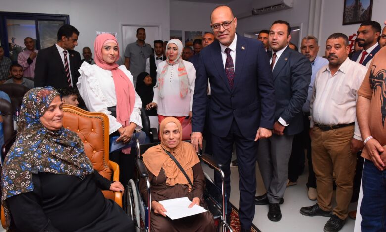 جبران يُسلم 50 عقد عمل لذوي همم من أبناء القاهرة ومُهمات وقاية للعاملين في مشروع المونوريل