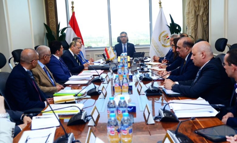 فاروق يجتمع بالقابضة للصناعات الغذائية لمتابعة المخزون الاستراتيجي من السلع الأساسية