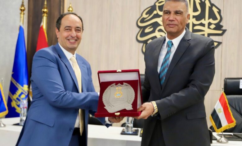 محافظ أسوان يستقبل مدير صندوق مكافحة الإدمان لتكثيف الجهود