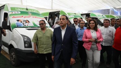 مدبولي يتفقد قافلة خدمية تقدم خدمات متنوعة لمواطني قرية زاوية صقر بمركز أبو المطامير