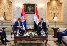 مدبولي يستقبل رئيس وزراء صربيا بمطار القاهرة الدولي