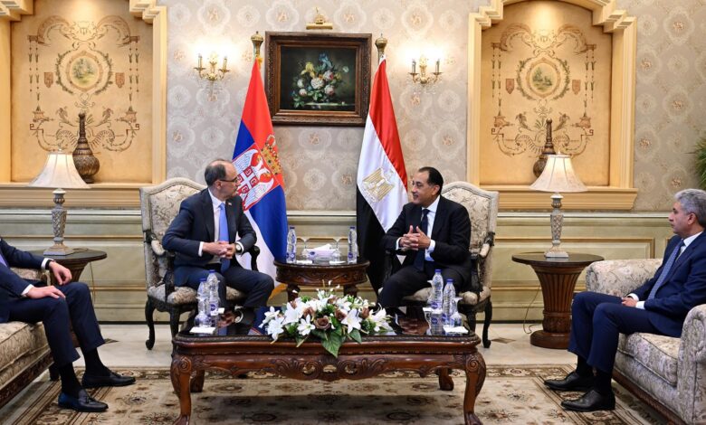 مدبولي يستقبل رئيس وزراء صربيا بمطار القاهرة الدولي