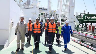 مدبولي يستهل جولته بميناء العين السخنة بتفقد سفينة تغييز الغاز الطبيعي المسال Energos Eskimo