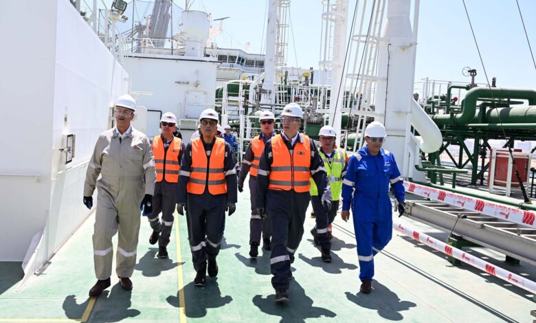 مدبولي يستهل جولته بميناء العين السخنة بتفقد سفينة تغييز الغاز الطبيعي المسال Energos Eskimo