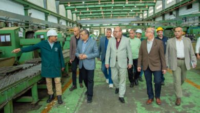 وزير الإنتاج الحربي يتابع مراحل التصنيع بشركة حلوان للصناعات الهندسية