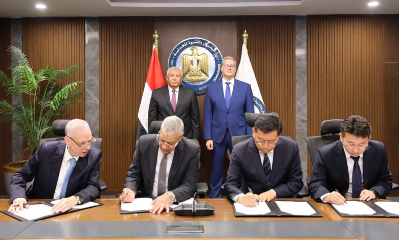 وزير البترول ومحافظ الوادى الجديد يشهدان توقيع عقود بدء تنفيذ مجمع إنتاج حامض الفسفوريك