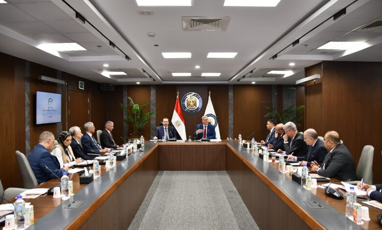 وزير البترول يعقد اجتماعًا مع مساهمي شركة أبوطرطور لحامض الفوسفوريك لمتابعة الموقف التنفيذي