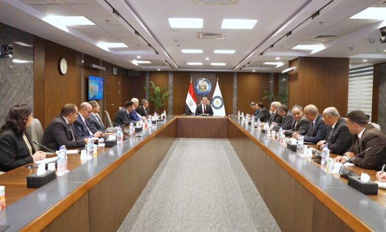 وزير البترول يلتقي بمجموعة من كبار كتاب الصحافة المصرية ورؤساء التحرير وخبراء الاقتصاد والبترول