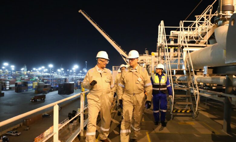 وزير البترول يُجري جولة تفقدية بميناء الإسكندرية لمتابعة أعمال تجهيز سفينة التغييز Energos Power