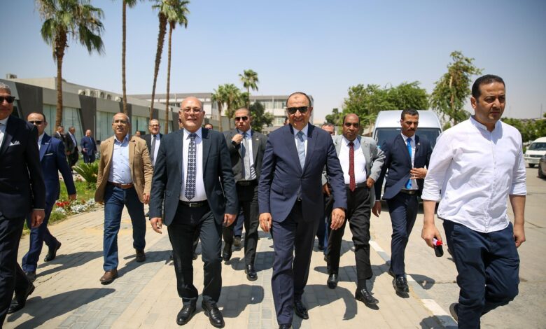 وزير قطاع الأعمال العام في زيارة ميدانية لشركة النصر للسيارات