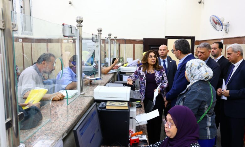 وزيرة التنمية المحلية تقوم بجولة مفاجئة على حي عابدين بالقاهرة