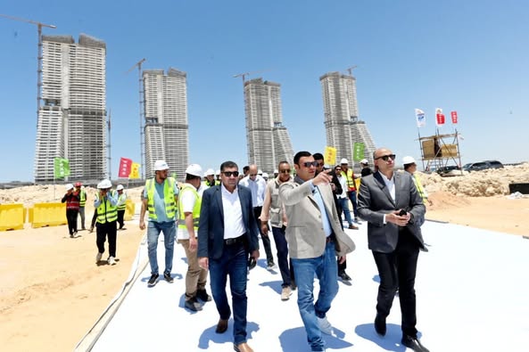 وزير الإسكان يتفقد موقف تنفيذ أبراج "الداون تاون" وبحيرات "العلمين داون تاون لاجون" بمدينة العلمين الجديدة