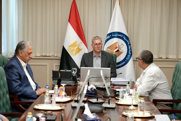 وزير البترول يتابع إجراءات العثور على المفقودين بحادث البارج البحري والتعامل مع تداعياته وفق خطط الطوارىء