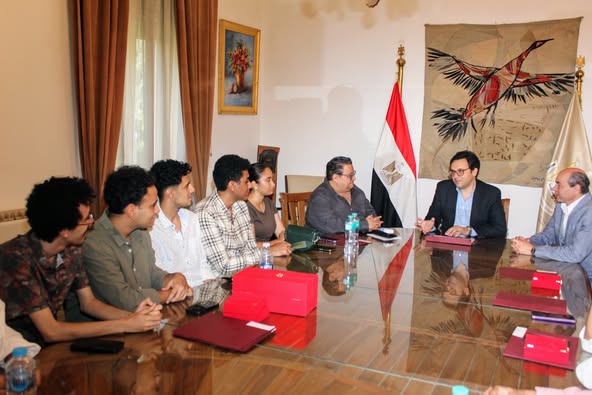 "هنو" يلتقي الفائزين بجوائز الدورة السابعة لمهرجان نجوم المسرح الجامعي ويهديهم “كارنيه أهلاً وسهلاً بالطلبة”